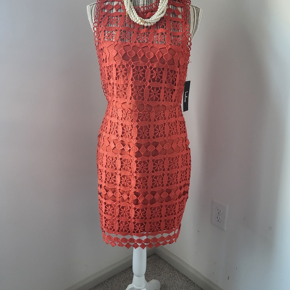 NWT Lulus orange lace dress with lining. Zipper in back, Size Medium